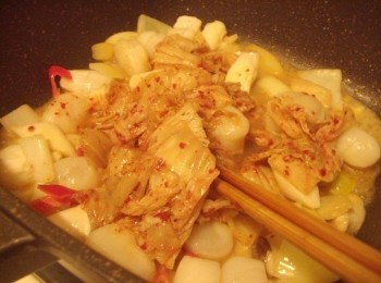 step6: 6.最後加入泡菜和湯汁拌炒均勻即可