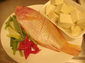 step1: 先備齊所有<span class="group_1">材料</span>，魚身擦乾水份劃斜線，抹上少許鹽， 蔥及辣椒切適當大小，豆腐切塊擦乾水份。