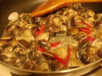 step4: 加入辣椒ˊ嗆入米酒和所有[<span class="group_2">調味</span>