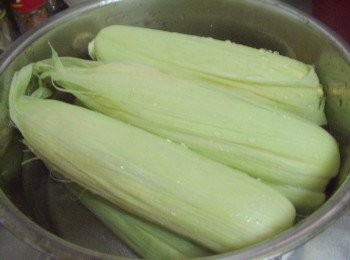 step2: 準備一個適合蒸煮的鍋子ˊ擺入玉米並加入酌量的和少許鹽