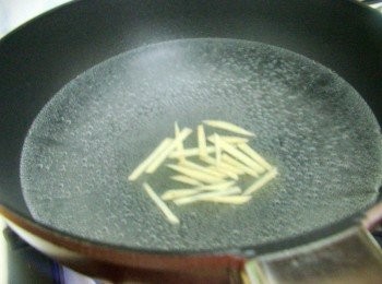 step2: 2.準備一湯鍋加入酌量的水和薑絲煮滾