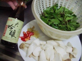 step1: 先準備好所需<span class="group_1">材料</span>ˊ杏鮑菇用水略沖洗即可ˊ然後擦乾水份ˊ 薑ˊ蒜ˊ辣椒ˊ也清洗並處理成所需大小ˊ九層塔把粗梗去除留下嫩葉備用