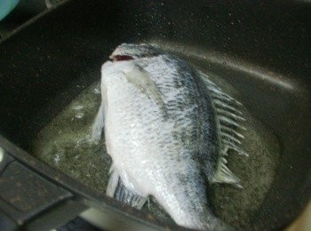 step2: 熱鍋ˊ加入2大匙油ˊ以半煎炸方式將魚煎熟