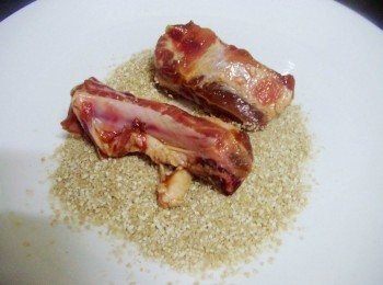 step3: 將醃漬入味的豬小排均勻沾裹上蒸肉粉