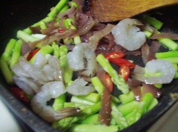 step4: 接著依序加入木耳ˊ蘆筍ˊ蝦子ˊ拌炒均勻並<span class="group_2">調味</span>即可