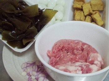 step2: 也可參考歐巴桑做法: 先準備好所需<span class="group_1">材料</span>ˊ紅蔥頭切片備用