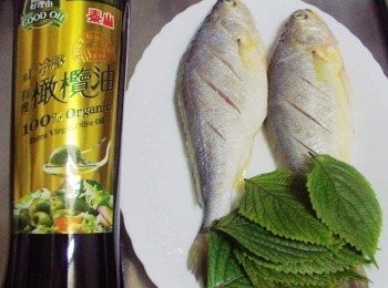 step1: 先準備好所需<span class="group_1">材料</span>黃魚擦乾水份ˊ 魚身略劃斜刀ˊ 並於兩面抹上酌量鹽ˊ 紫蘇葉洗淨ˊ擦乾水份ˊ辣椒切片備用