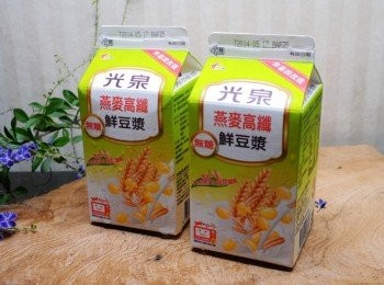 step10: "光泉燕麥高纖無糖鮮豆漿" 選用通過加拿大官方「IP認證制度」的非基因改造黃豆研磨而成， 除了含有胺基酸和不飽和脂肪酸，更添加燕麥與菊苣纖維，含豐富膳食纖維，能刺激腸道蠕動，​ 平時喝不但補充了膳食纖維， 拿來入菜做料理，甚至麵包/點心/...等也非常適合。