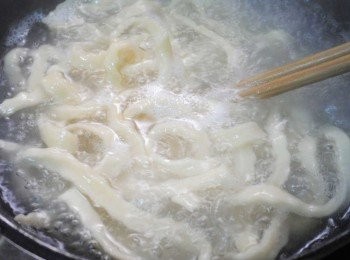 step6: 準備一湯鍋ˊ加入酌量水滴幾滴橄欖油ˊ將水煮沸ˊ 然後擺入完成的麵條和預搭配的小白菜ˊ煮至喜好口感