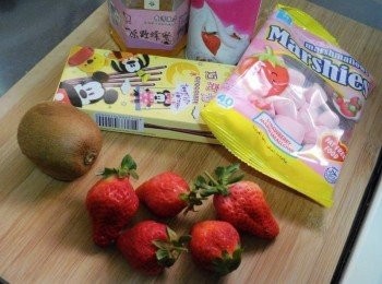 step10: 最後將<span class="group_4">裝飾材料</span>清洗乾淨ˊ切成所需大小ˊ 依自己喜好做組合裝飾即可