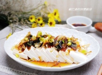 step4: 皮蛋豆腐的<span class="group_2">調味</span>不局限，可依自家喜好自己變化運用，
除了醬油ˊ像醬油膏ˊ泰式風味醬汁ˊ韓/日式味噌醬....等都能嘗試變化。