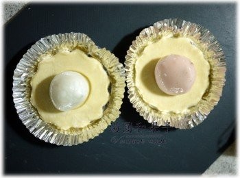 step6: 3.將煮熟的湯圓放中間 4.烤箱180度烤20分即可 (酥皮呈金黃色即可)