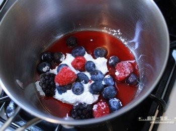 step9: <span class="group_3">表面莓果淋醬</span>新鮮莓果(藍莓、黑莓、覆盆子)，加蔓越莓汁、細白糖，放入小鍋中以小火煮沸、關火。