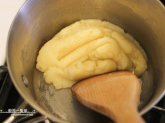 step4: 將過篩的低筋麵粉一口氣倒入奶油鍋中，保持小火，一邊用木匙快速攪拌到麵粉跟奶油混合成略透明、不沾鍋的麵團狀後，關火，移至一旁放涼。