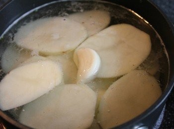 step1: 馬鈴薯切薄片, 與蒜頭 放入水中煮到馬鈴薯變軟後關小火