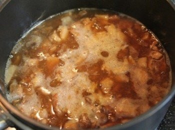 step3: 同時加熱肉燥, 下麵, 燙青菜. 最後將麵條裝碗, 淋上<span class="group_2">麻醬</span>與肉燥, 加入青菜與水煮蛋即完成