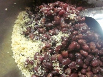 step3: 紅豆悶到你想要的軟度後加二砂糖拌到糖溶化,最後直接加2杯(量米杯)熱水或冷開水攪拌即可享用