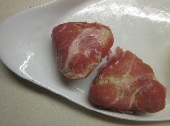 step3: 用火鍋豬肉片包住飯糰