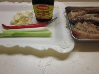 step1: 備料,青蒜及辣椒切成斜片,五花肉也切片備用