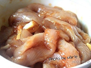 step3: 調味料拌勻的魚肉用保鮮膜包覆起來
送進冰箱冷藏一個小時以上，才能達到充份入味