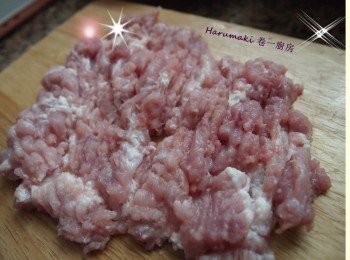 step4: 加入蛋白拌勻, 再加粟粉,  麵粉, 水同一方向拌勻直至肉醬有黏性