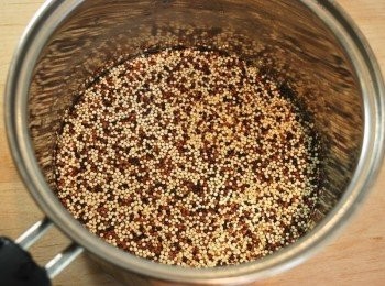 step1: 小鍋裡加入藜麥、雞高湯或水，中火煮至沸騰