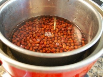 step5: 紅豆加入300ml水至電鍋內鍋，外鍋1杯水蒸煮，開關跳起後再悶十分鐘