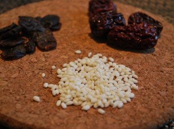 step1: 圓糯米洗淨後泡水2小時（隔夜尤佳），紅棗沖淨瀝乾備用