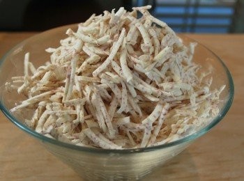 step1: 芋頭去皮刨絲或切成粗絲(記得戴手套或先將雙手浸泡在白醋、檸檬汁裡)