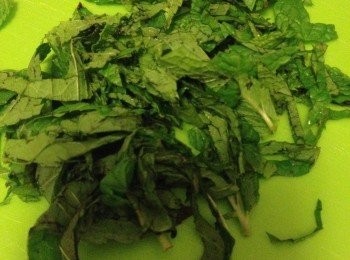 step2: 薄荷葉切絲。