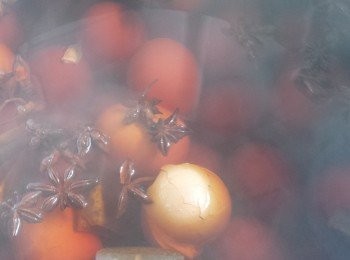 step4: 將蛋放入湯汁中用大火煲滾後，轉中火煲45分鐘。