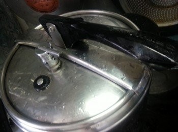 step3: 煮滾清水後,倒入高速煲內,加入綠豆.陳皮,煮滾後轉細火先煮30分鐘待綠豆煮至起沙