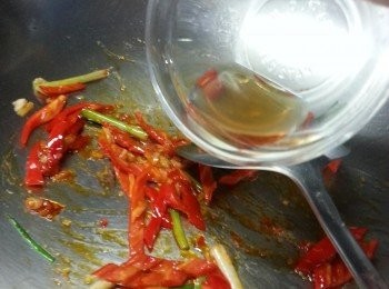 step5: 讚入紹興酒及玫瑰露兩款酒