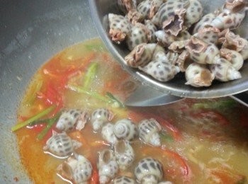 step7: 最後加入花螺,落1茶匙老抽上色,煮(大粒15分鐘)(細粒8-10分鐘)