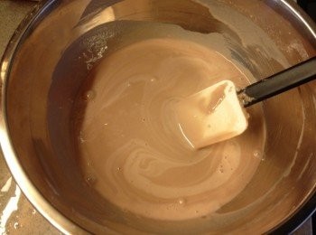 step2: 朱古力奶分3次倒入糯米粉內攪勻, 直至沒有粉粒, 帶點液體狀