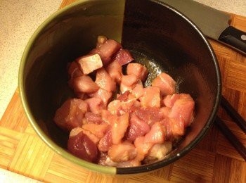 step1: 豬肉洗淨切粒，然後醃10分鐘