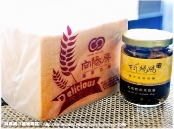 step1: 事先準備木耳菇菇醬、鮮奶吐司、小黃瓜與番茄。