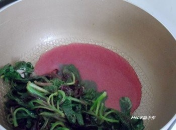 step1: 先將紅莧菜炒熟，然後取湯汁備用
