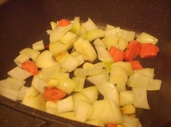step3: 3然後加入洋蔥和紅蘿蔔炒出甜味及香氣
