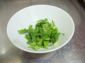 step4: 利用燉煮空檔將香菜葉切成適當大小備用
