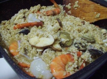 step6: 當米粒拌炒至8分熟時再一一加入蔬菜及海鮮ˊ 然後燉煮至米粒及所有<span class="group_1">材料</span>都熟透ˊ完成前再灑上少許義式香料即可。