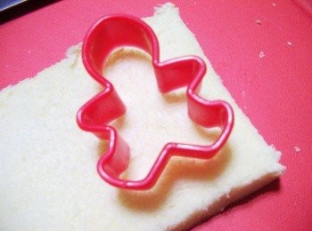 step10: 16.頂層麵皮則用壓模壓出喜歡造型並插入牙籤