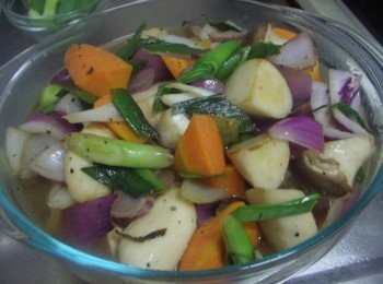 step5: 然後將完成的蔬菜湯汁倒放鋪平於步驟3ˊ 並加入500cc熱開水