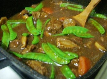 step3: 牛肉燉煮至喜好軟硬度時再加入荷蘭夾燙熟即可