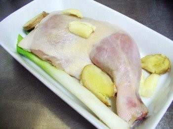 step2: 準備一適合蒸煮容器ˊ將準備好步驟1擺入(香菜除外)