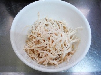 step2: 2.<a href="https://bit.ly/3EZL8dD" target="_blank" data-keyword="雞胸" class="guide-link"><strong>雞胸</strong></a> <span style="display:inline-block;vertical-align:middle;margin-top:-3px;color:initial;border-radius:3px;padding:2px 3px;font-size:12px;line-height:14px;background:#87d300;color:#fff;">即買</span> 肉可利用煮飯時順便蒸熟，
或用水煮方式煮熟，然後撥細絲狀