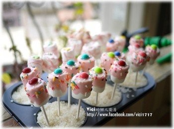 step5: 最後插在保麗龍（或是白米)上等它乾即可