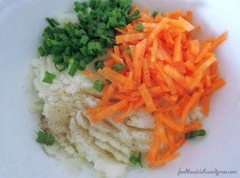 step2: 加入全部的<span class="group_1">食材</span>和调味料如黑胡椒，盐巴和几匙的鲜奶。