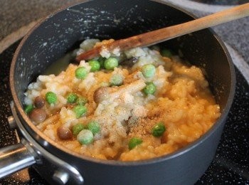 step4: 用中大火煮3分鐘後加冷凍青豆及適量雞粉/黑胡椒粉調味 後蓋鍋蓋悶2分鐘即完成