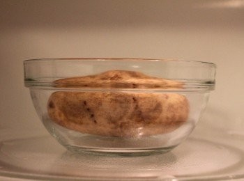 step2: 取一玻璃碗, 將馬鈴薯放入並加蓋後, 放入微波爐加熱8-10分鐘